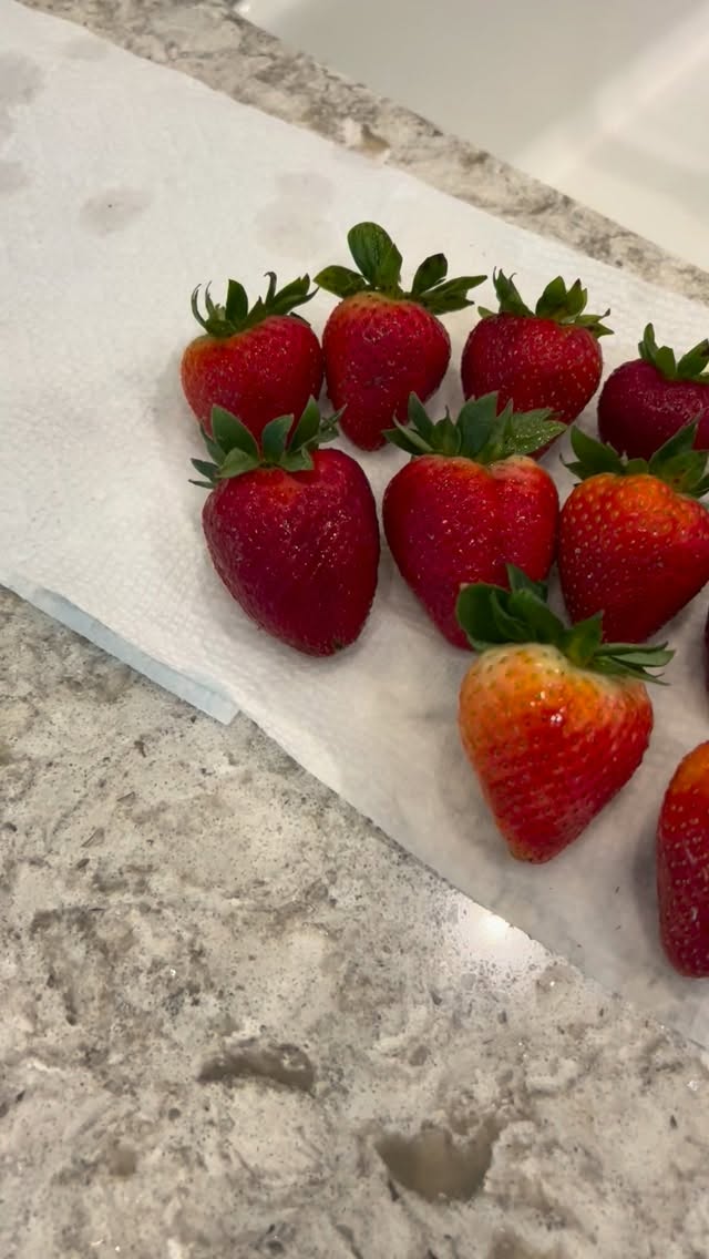 Are you ready for the holiday weekend?! No holiday is complete without a yummy and patriotic dessert! These strawberries are beautiful and easy to make. 

#happy4th #strawberries #dessert #holidayweekend