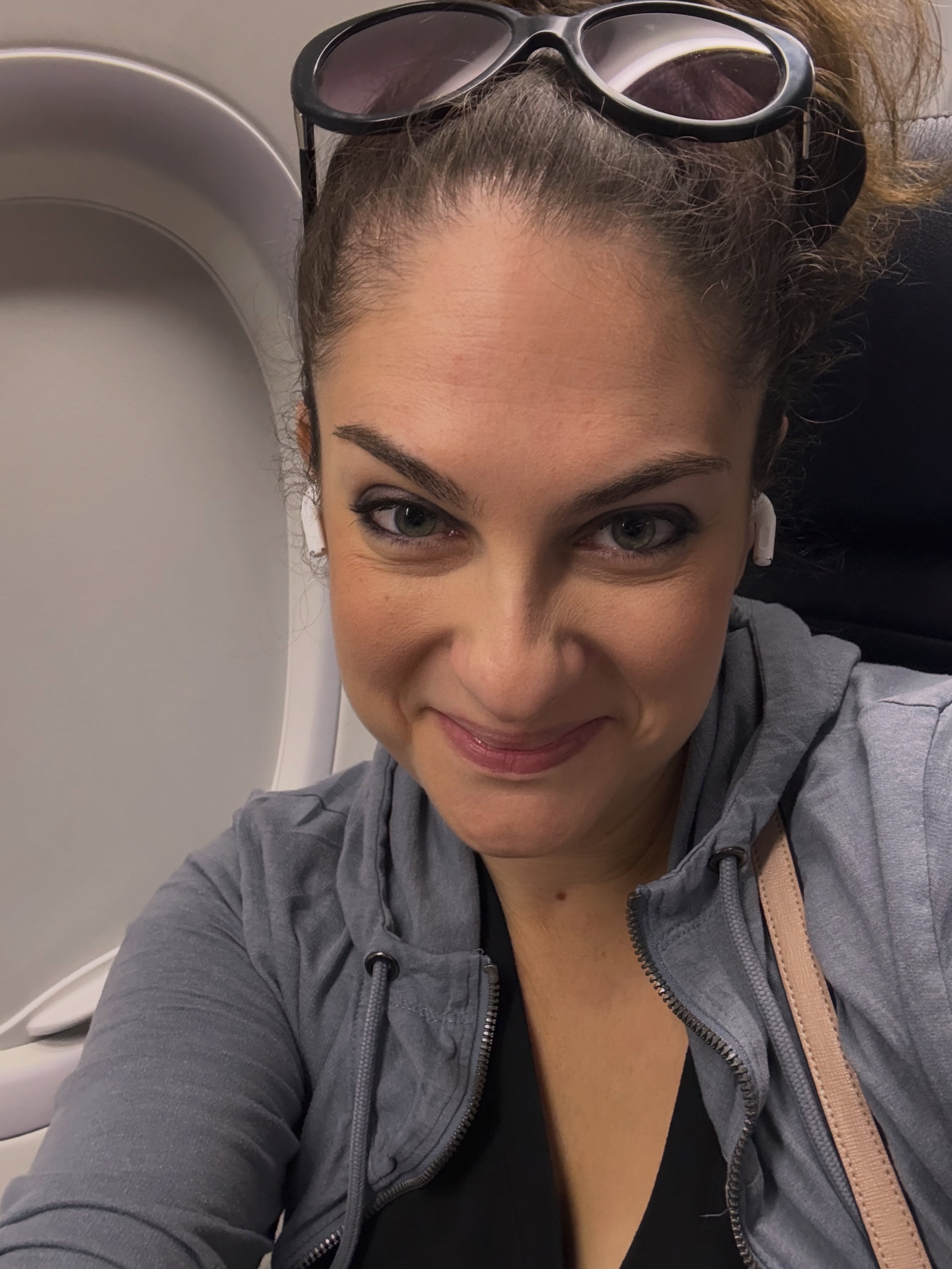 ✨ It’s finally here… CONFERENCE WEEK! ✈️💙

The alarm was painfully early, but my heart is so full. Off to Chicago for one of my favorite weeks of the year!

The next few days will be filled with hugs, high fives, happy tears, laughter, and celebrating people who have worked incredibly hard for this moment.

One of the coolest parts? Leading a virtual team means I’ll be meeting some of these amazing people in person for the very first time. 🤍 It’s wild to think that relationships built through screens can become lifelong friendships.

This is why I love what I do. It’s never been just about the business—it’s about the people, the connections, and watching others achieve things they never thought possible.

Chicago… we’re ready! 💫

💬 Tell me… have you ever met an online friend in real life? I’d love to hear your story!
#ConferenceWeek #TeamCelebration #Leadership #WomenSupportingWomen